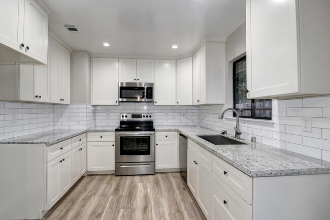 Building Photo - Fall Rental Available 9/1 – Stylish, Upgraded Duplex Near Covell Park