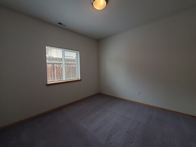 Building Photo - Beautiful South Richland 3-Bedroom Rambler with Open Floor Plan & Spacious Primary Suite!