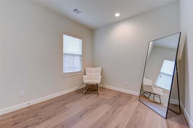 Building Photo - 730 Carriage Knls Dr