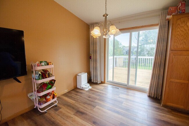 Building Photo - Fantastic NW Rochester home with great updates!