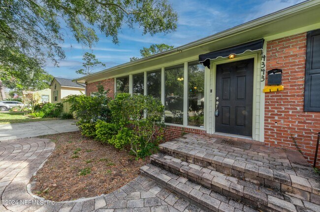 Building Photo - 4343 Pinewood Ave