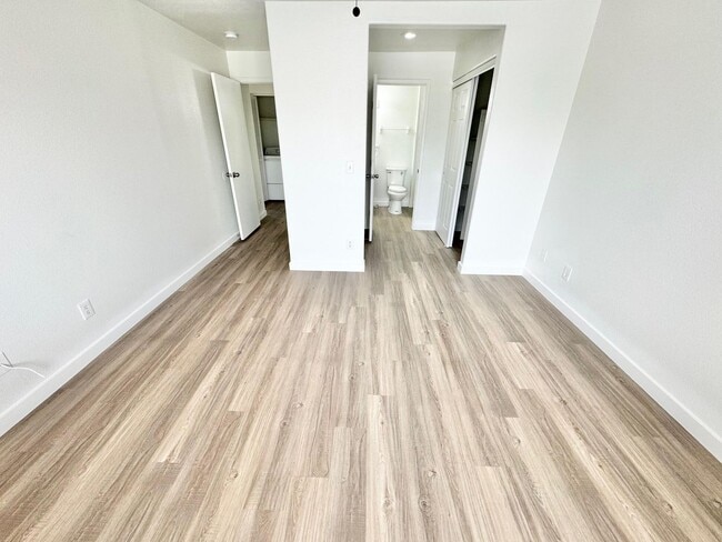 Building Photo - STUNNING 2 BEDROOM 2 BATH CONDO IN GATED C...