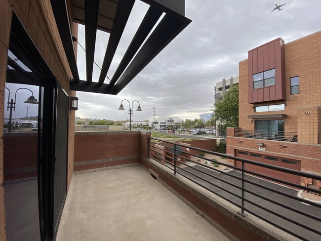 Building Photo - 330 S Farmer Ave