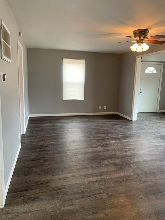 Building Photo - Move-In Ready 2BR Ranch – Fresh Paint, New...