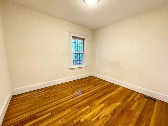 Building Photo - 15 Sunset St