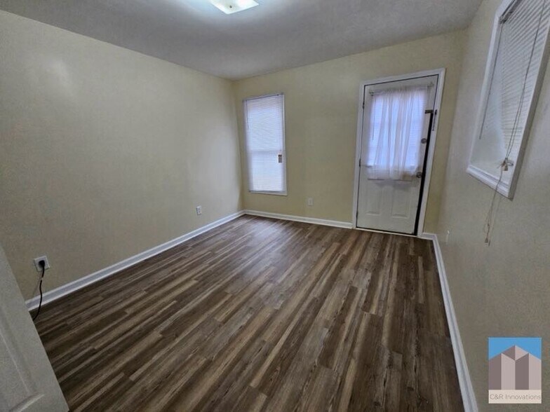 Building Photo - 2595 Woodland Dr NW