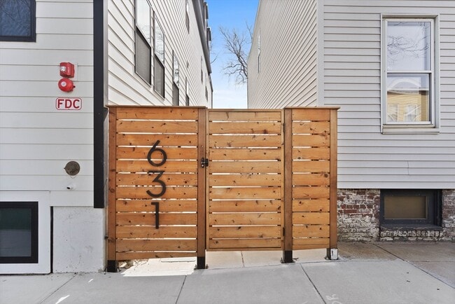 Building Photo - 631 Saratoga St