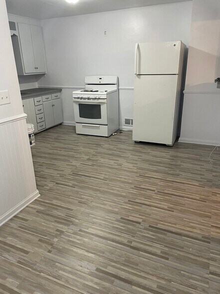 Kitchen/Dining room - 812 N Linn St