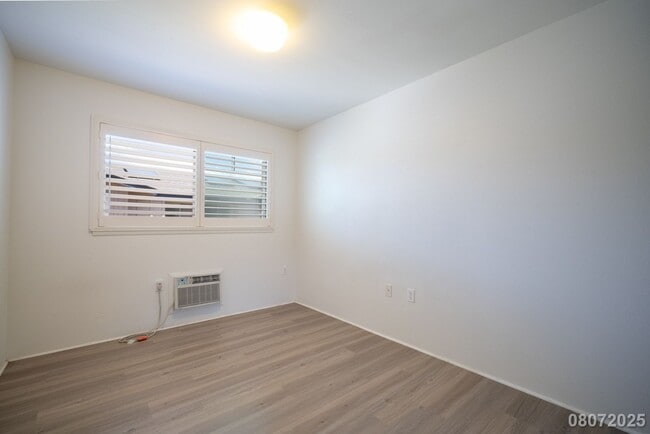 Building Photo - $2200 / 1br - 500ft2 - 1br/1ba/2pkg Townho...