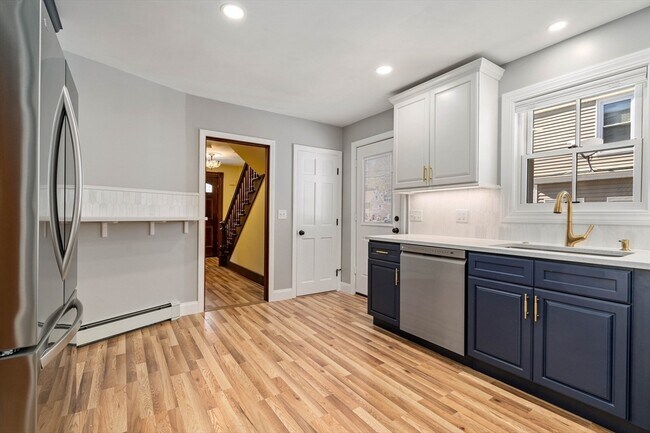 Building Photo - 16 Devens St