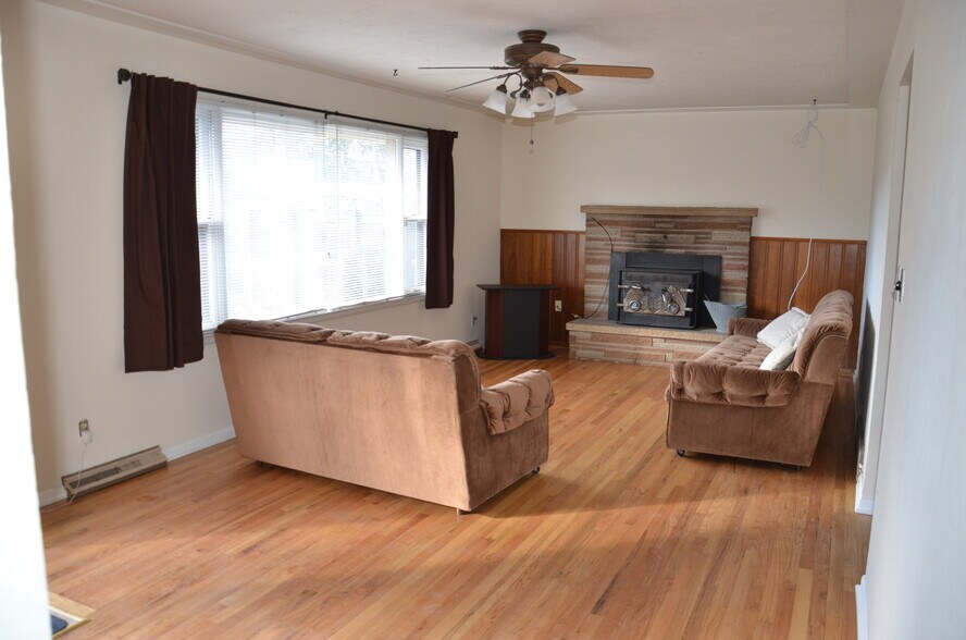 Living room 1 - 1004 S Taft Hill Rd