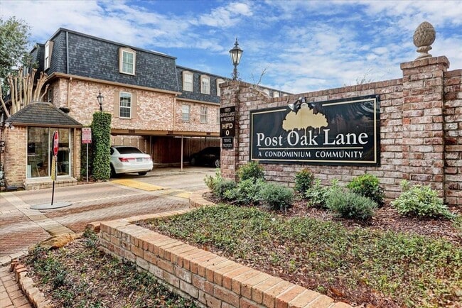 Building Photo - 353 N Post Oak Ln
