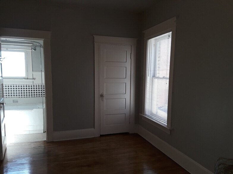 Building Photo - 880 E 100 S