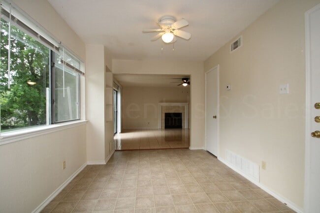 Building Photo - Check Out This Home!