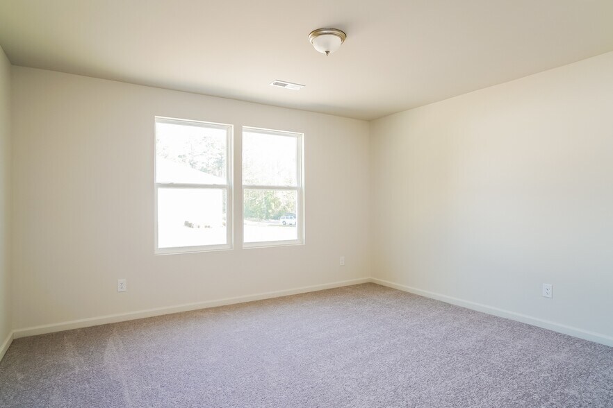 Building Photo - 2498 Provence Dr SE