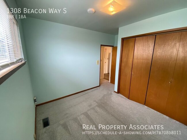 Building Photo - 1308 Beacon Wy S