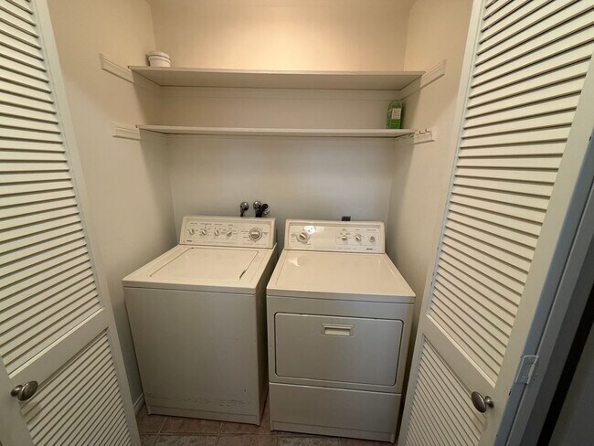 Building Photo - Upgraded 2 Bedroom Condo in Ideal Santa Mo...