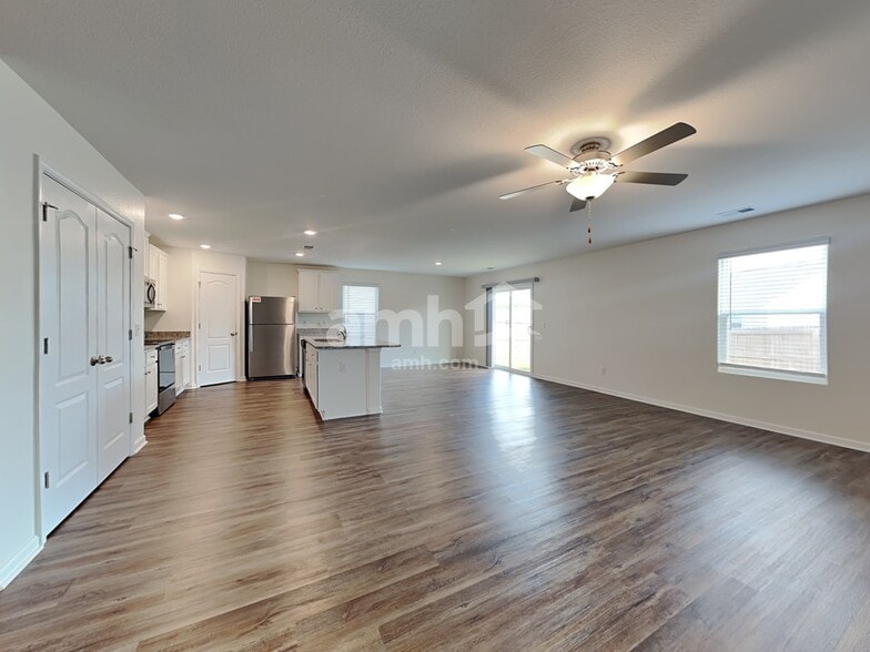 Building Photo - 2065 Southlea Dr