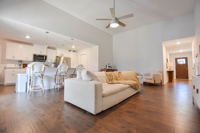 Building Photo - Pet Friendly Three Bedroom!