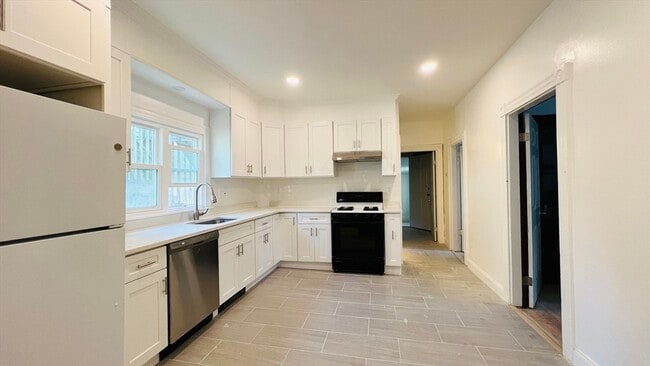 Building Photo - 61-61 Glenwood Rd