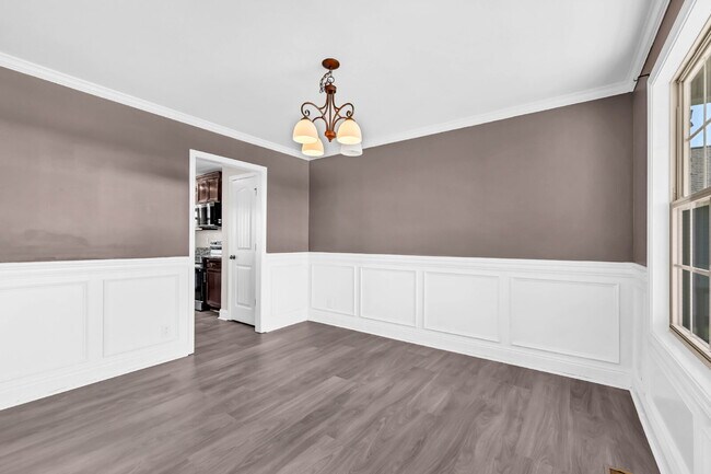 Building Photo - Close to Post and Move in Ready!