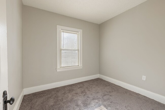 Building Photo - 3218 E 117th St