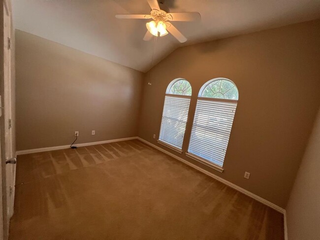 Building Photo - 922 Fulbourne Dr