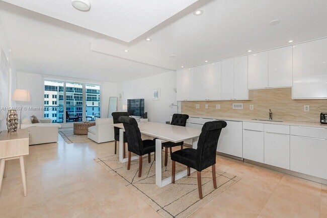 Primary Photo - 2301 Collins Ave
