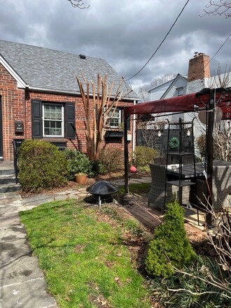 Own entrance to the right - 4823 Earlston Dr