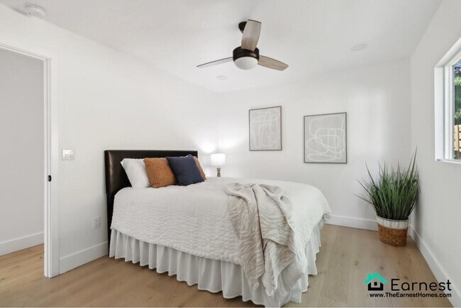 Building Photo - 4 + 3 Elegant Sherman Oaks Retreat with Po...