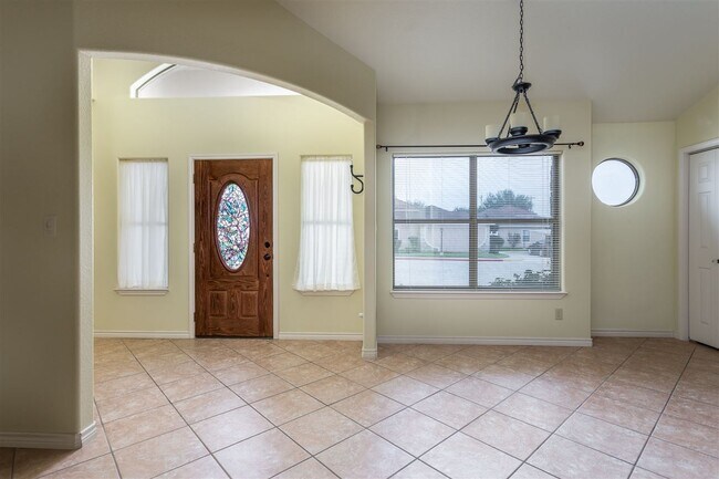 Building Photo - 901 Kings Way