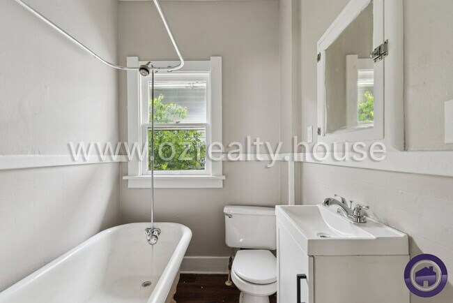 Building Photo - 2027 Berkshire Pl