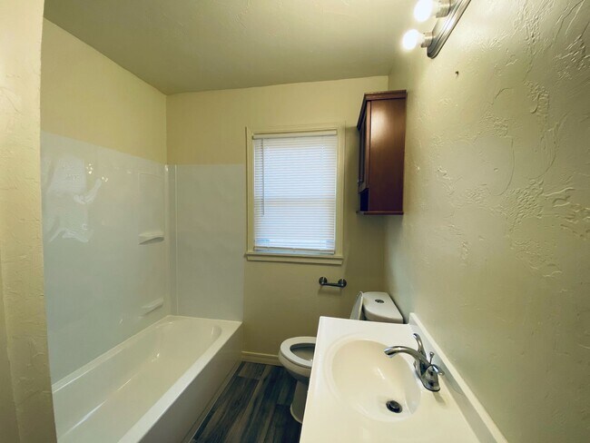 Building Photo - Charming 4 bedroom 1 bathroom- Ready to be leased Now!