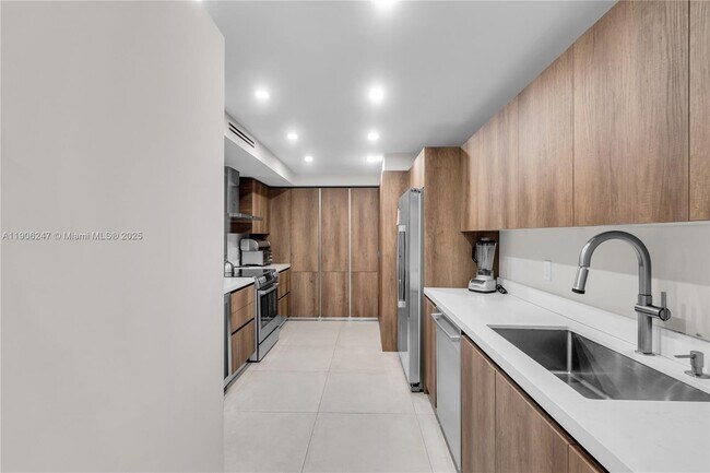 Building Photo - 3 Grove Isle Dr