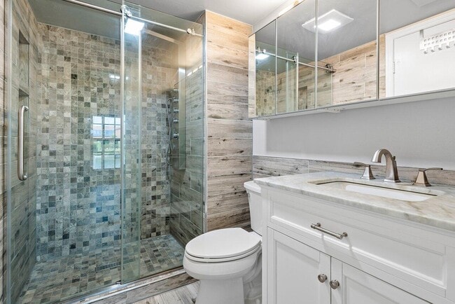 Building Photo - 10325 Hidden Springs Ct