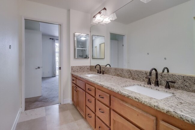 Building Photo - Amazing 2 Bedroom in Bankers Hill