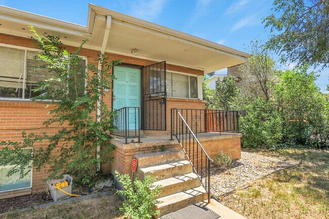 Building Photo - $1,995 - 3 Bed, 1 Bath Duplex Unit in Litt...