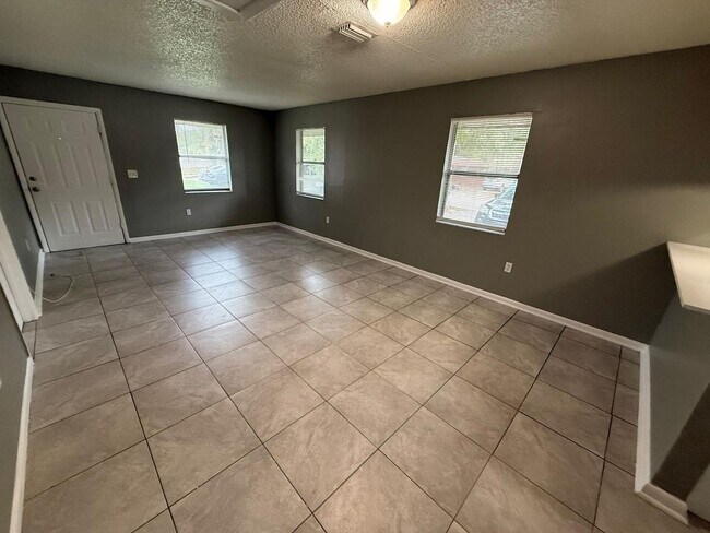 Building Photo - 2570-2572 Chestnut Woods Dr