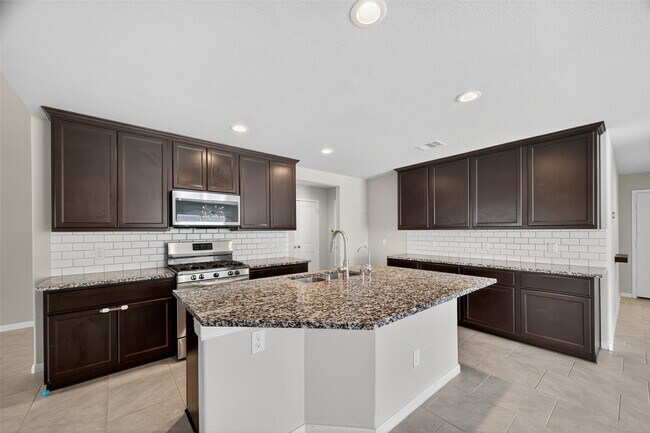 Building Photo - 718 Harvest Bluff Dr
