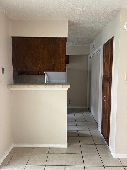 Building Photo - 909B Castle Heights Dr