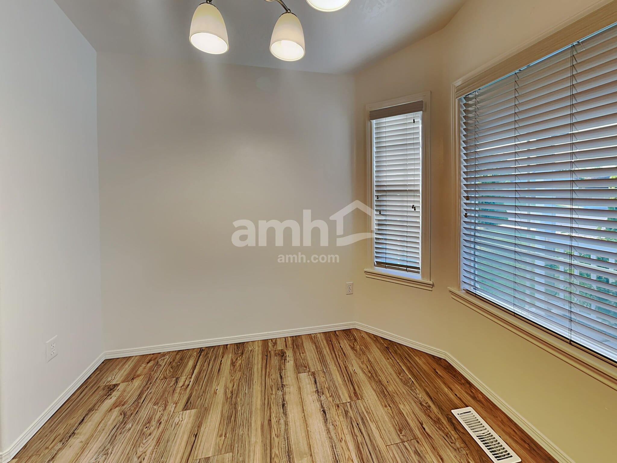 Building Photo - 1285 W Verbena Dr