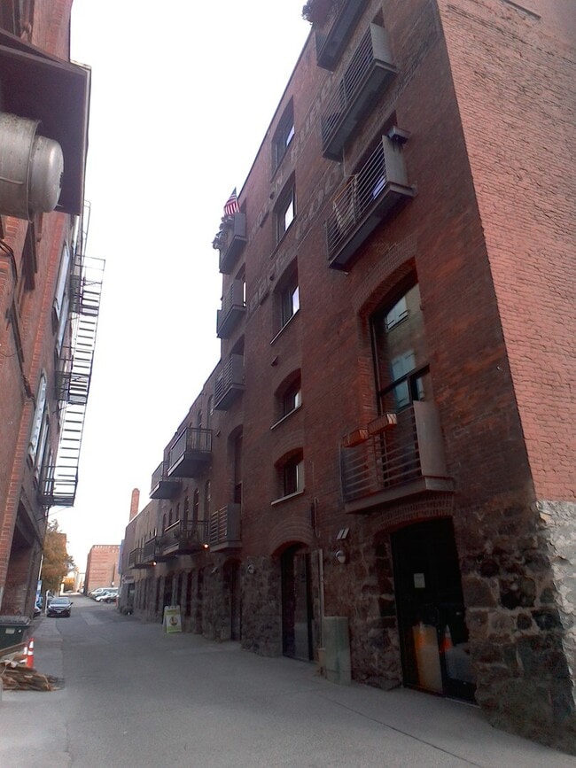 Building Photo - Downtown Loft-Style Studio Condo | 720 Sq....