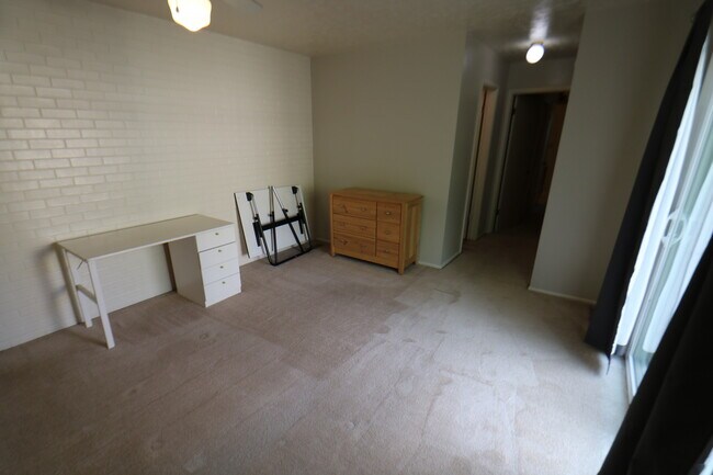 Building Photo - 4 Bedroom 3.5 Bathroom Townhome in Provo!