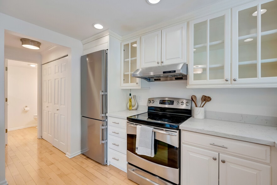 Kitchen - 202 W Olympic Pl