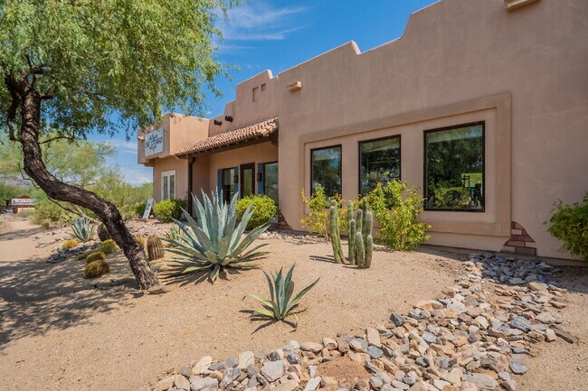 Building Photo - Downtown Cave Creek Patio Homes!