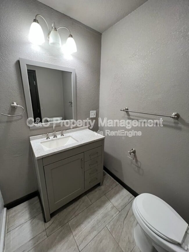 Building Photo - 224 N Maple Ave