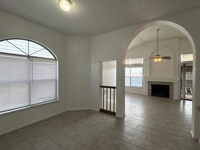 Building Photo - AVAILABLE NOW 4 BED/ 2 BA HOUSE FOR RENT! ...