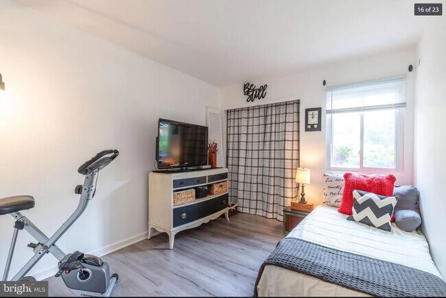 Guest room - 1607 Meadowview Ln