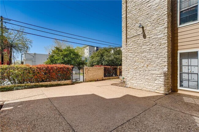 Building Photo - 711 W 21st St