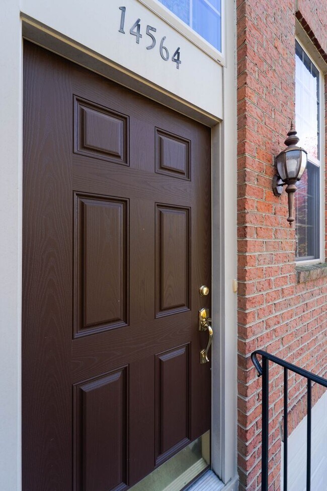 Building Photo - Stunning Centreville Townhome With Excellent Commuter Access